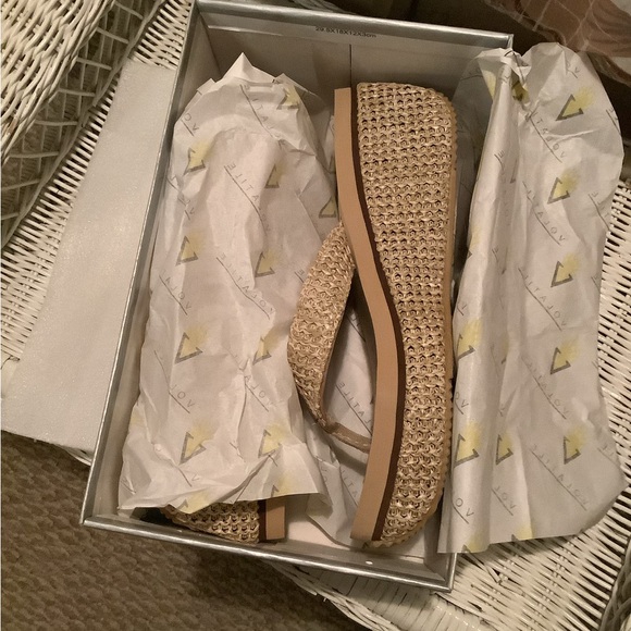 NIB VOLATILE Platform Sandal - Picture 6 of 13